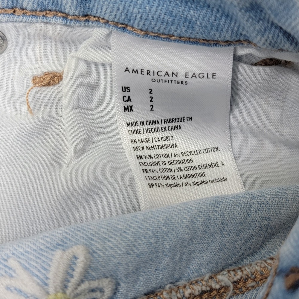 American Eagle Daisy Embroidered High Waisted Denim Shorts Light Wash Blue Sz 2